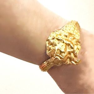 Lion Head Bracelet/Rich Goldtone Fashion Zirconia Eyes